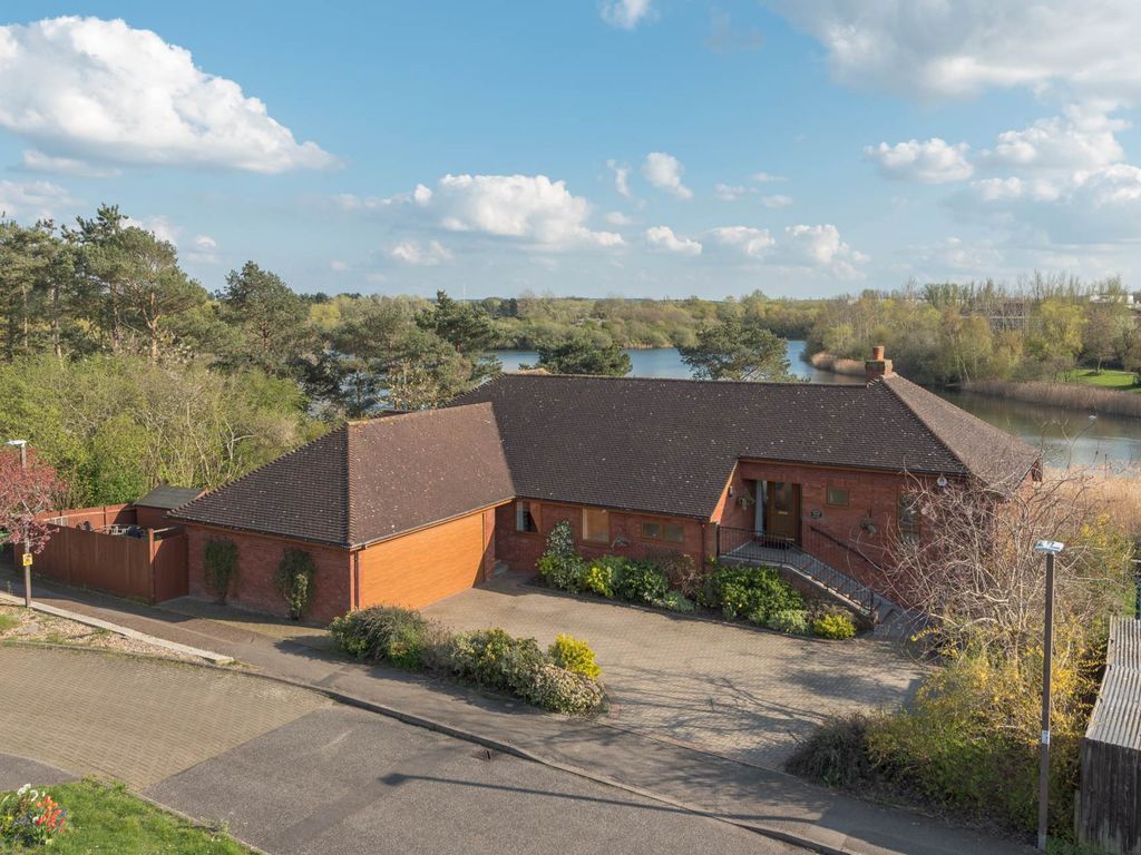 6 bed detached house for sale in Wedgwood Avenue, Milton Keynes MK14, £