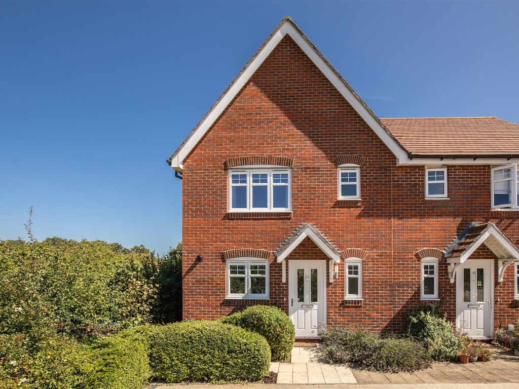 3 bed semidetached house for sale in Robin Way, Hellingly, Hailsham
