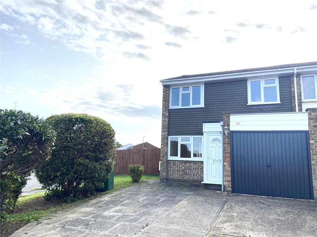 3 bed end terrace house to rent in Stuarts Way, Chapel Hill, Braintree