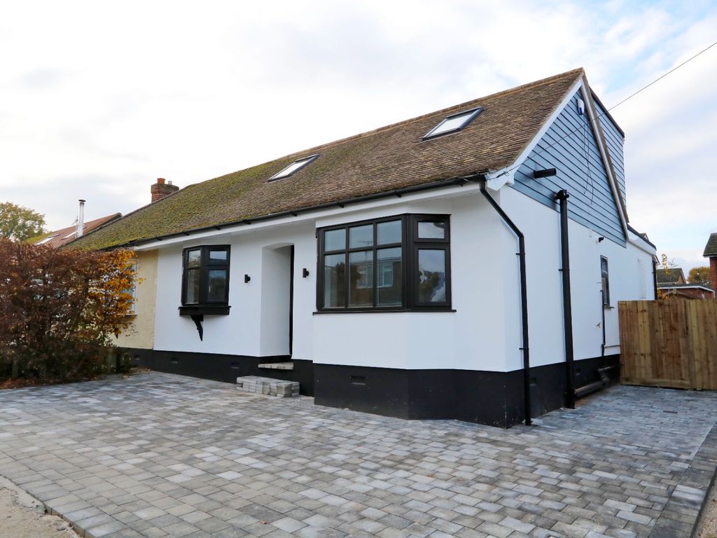 4 bed semidetached house for sale in Glenmere Park Avenue, Thundersley
