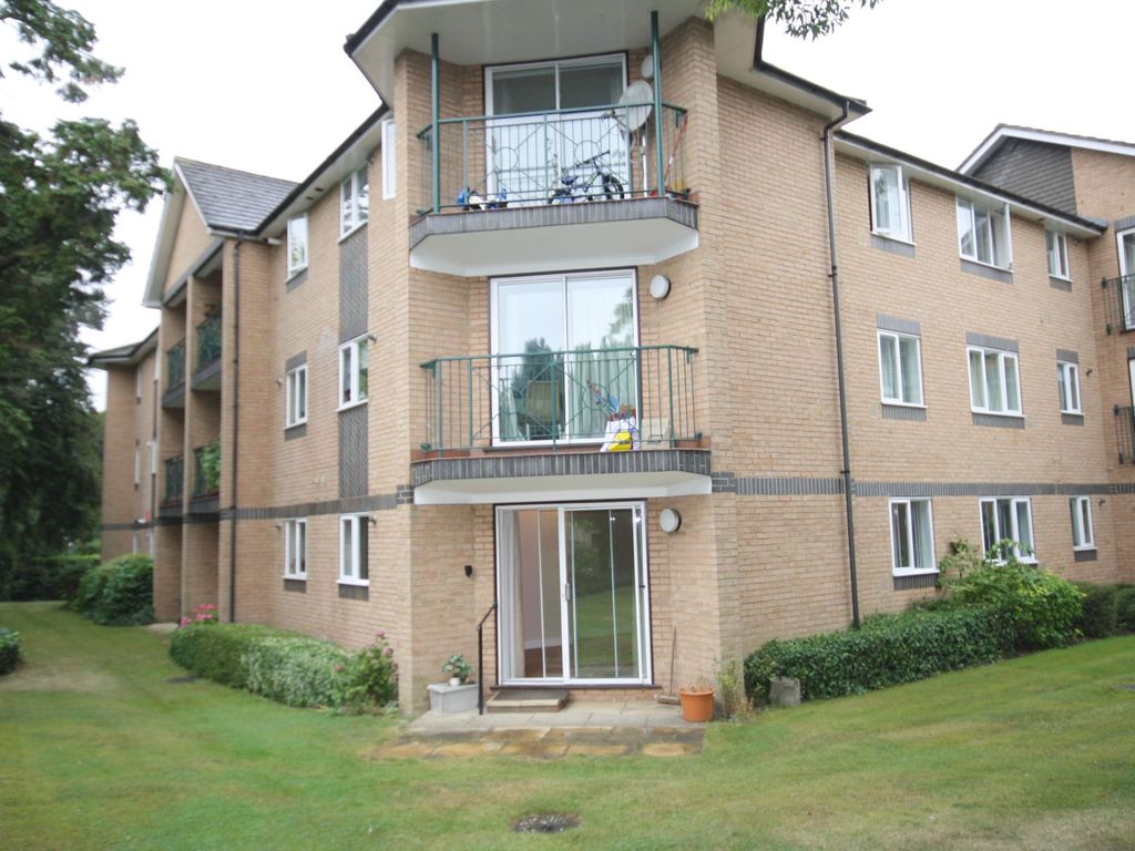 2 bed flat to rent in Hedingham Mews, All Saints Avenue, Maidenhead SL6