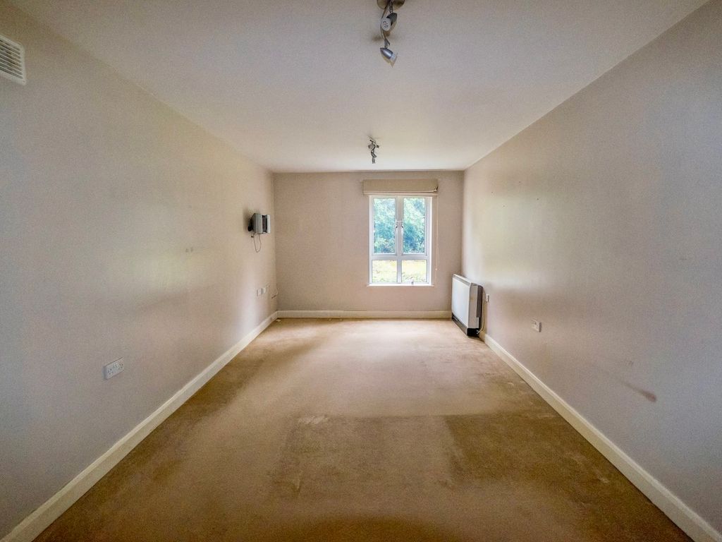 2 bed flat for sale in Heathside Crescent, Woking GU22, £242,000 Zoopla