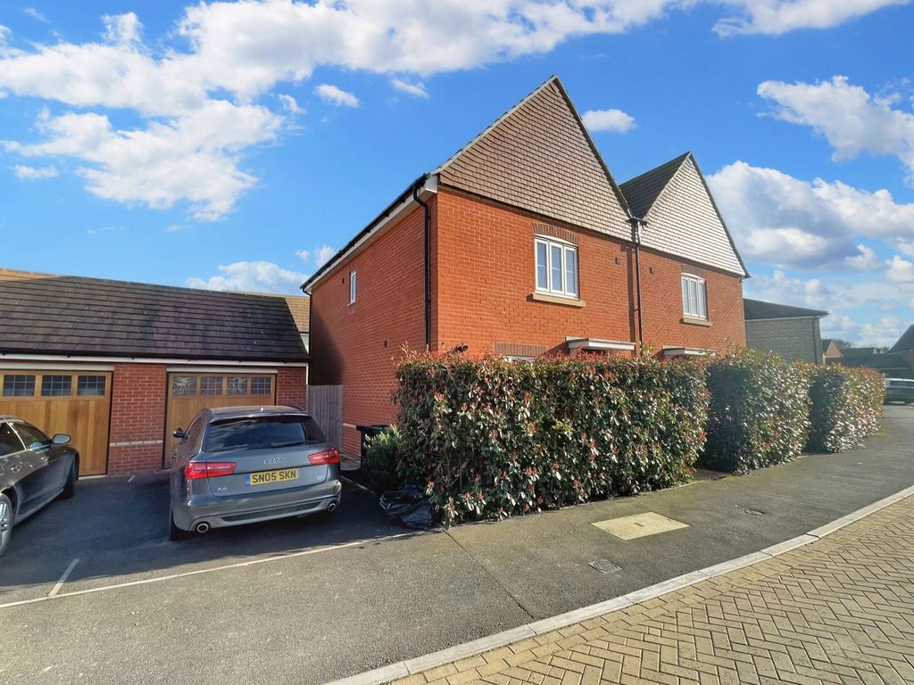 3 bed semidetached house for sale in Whittington Crescent, Wantage
