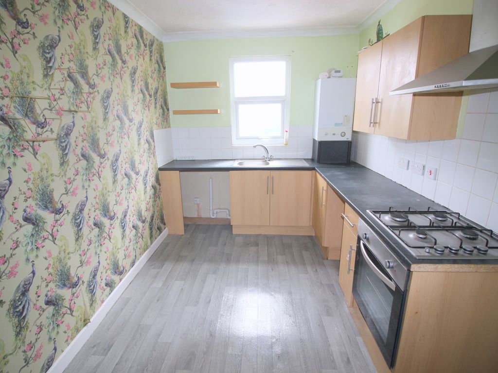 2 bed flat to rent in Main Road, Hockley SS5, £1,125 pcm Zoopla