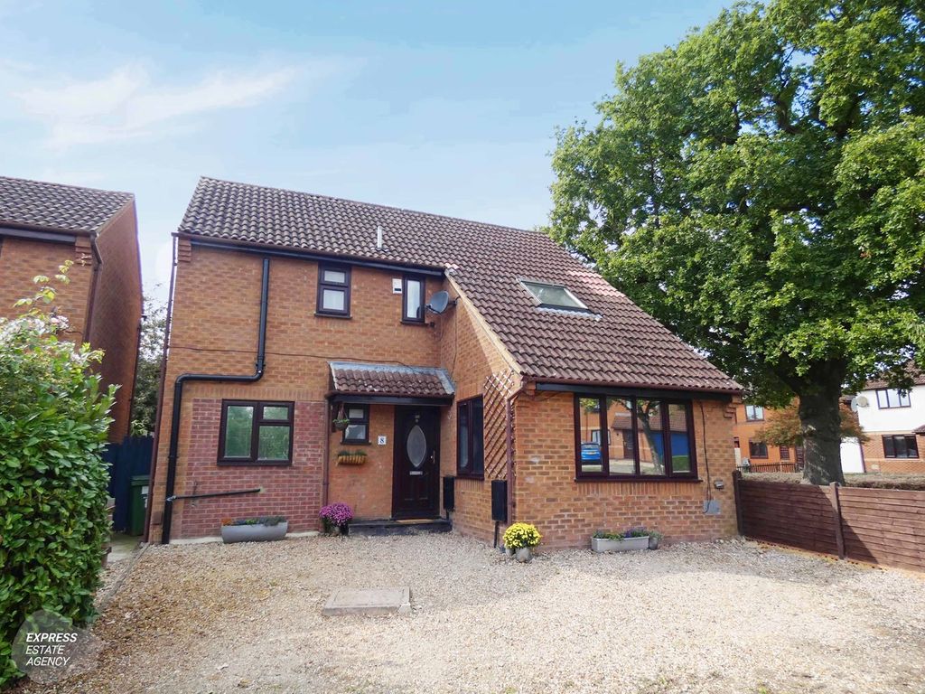 3 bed detached house for sale in Hockliffe Brae, Walnut Tree, Milton