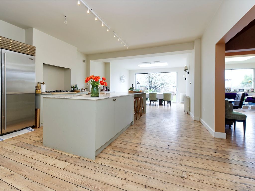 4 bed semidetached house to rent in Sidmouth Road, London NW2, £19,500