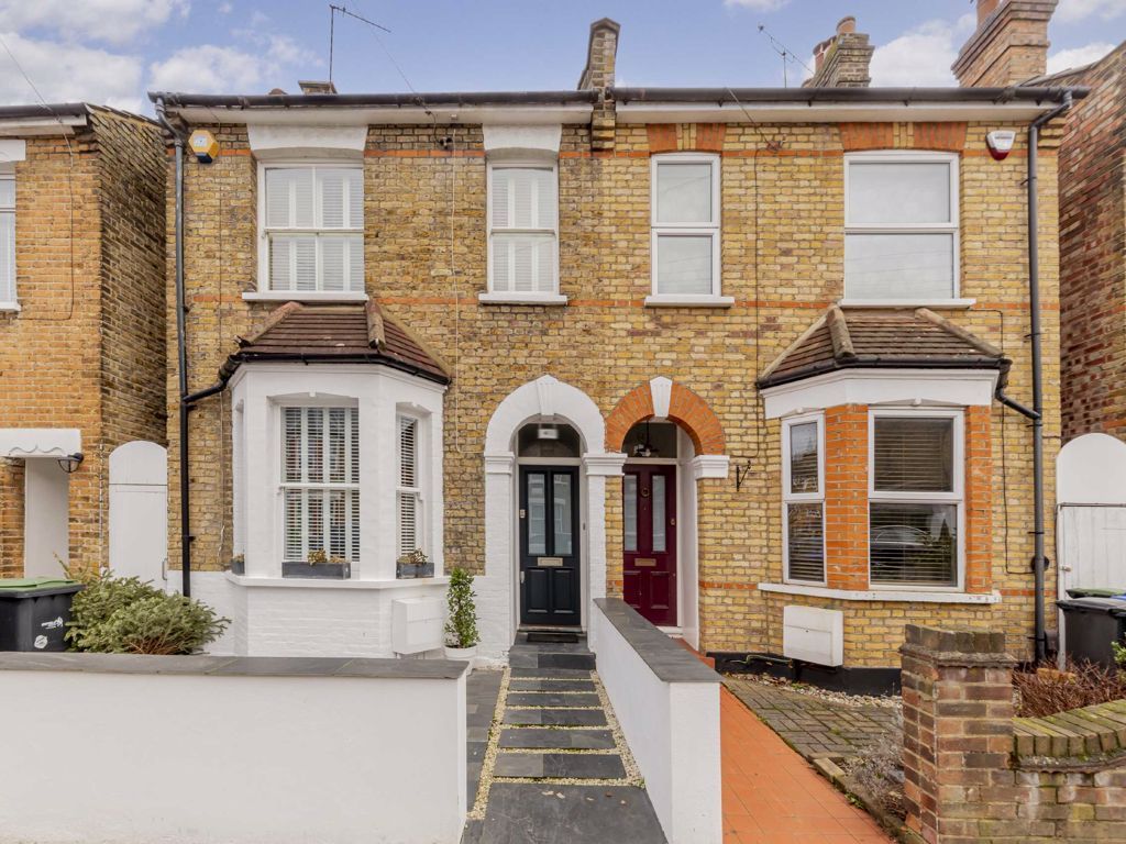4 bed property for sale in Highworth Road, London N11 Zoopla
