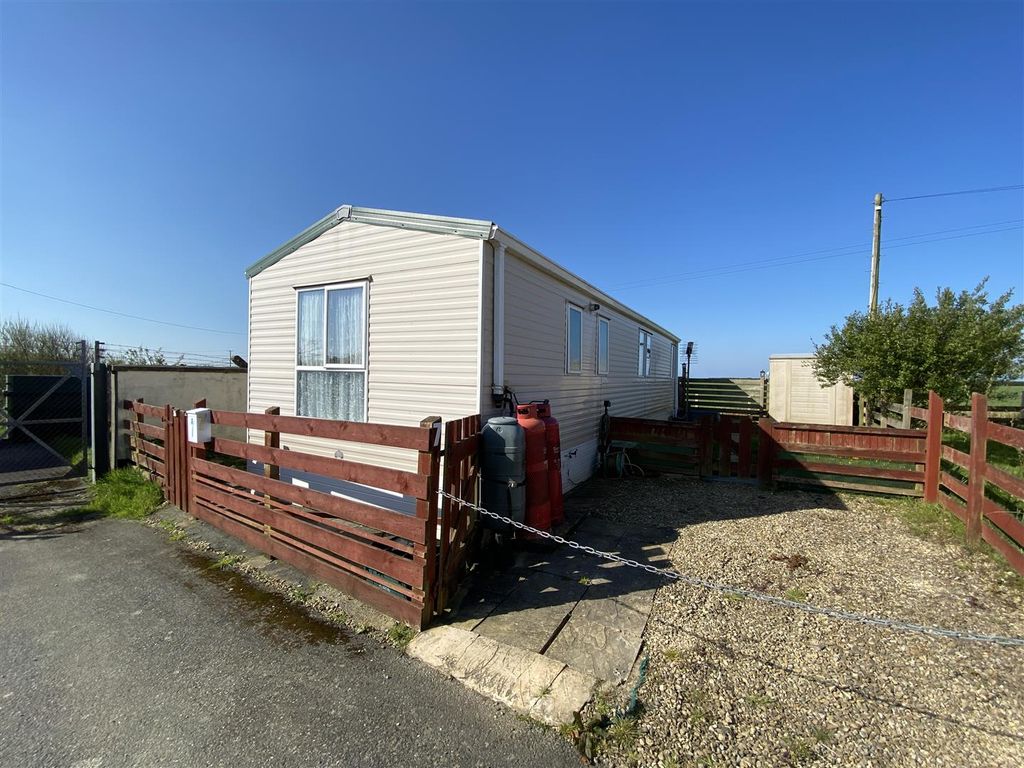 2 bed mobile/park home for sale in Old School Yard, TrefgarnOwen