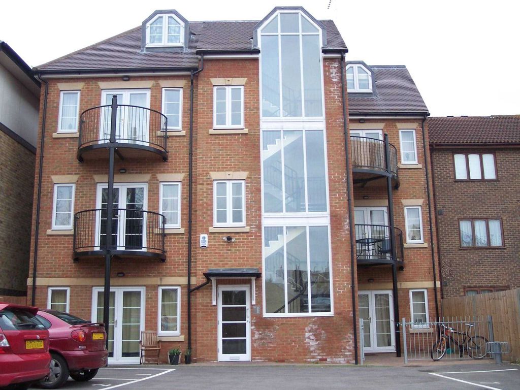 2 bed flat for sale in High Street, Addlestone KT15, £260,000 Zoopla