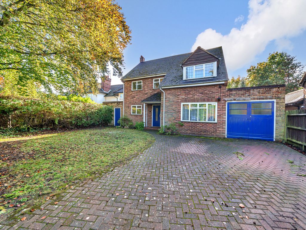 3 bed detached house for sale in Lytton Road, Woking GU22, £700,000