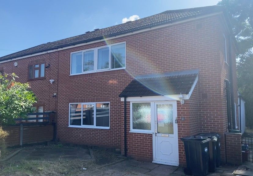 Studio to rent in Fawns Manor Road, Feltham TW14, £910 pcm Zoopla