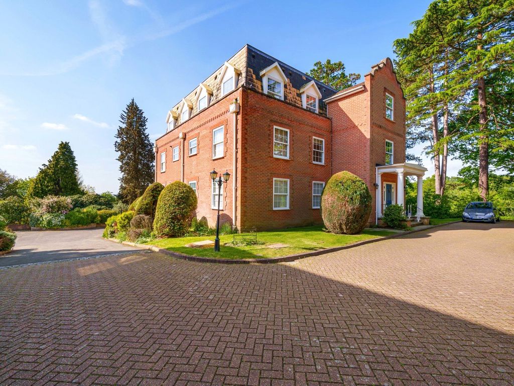 2 bed flat for sale in Hook Heath Road, Woking, Surrey GU22 Zoopla