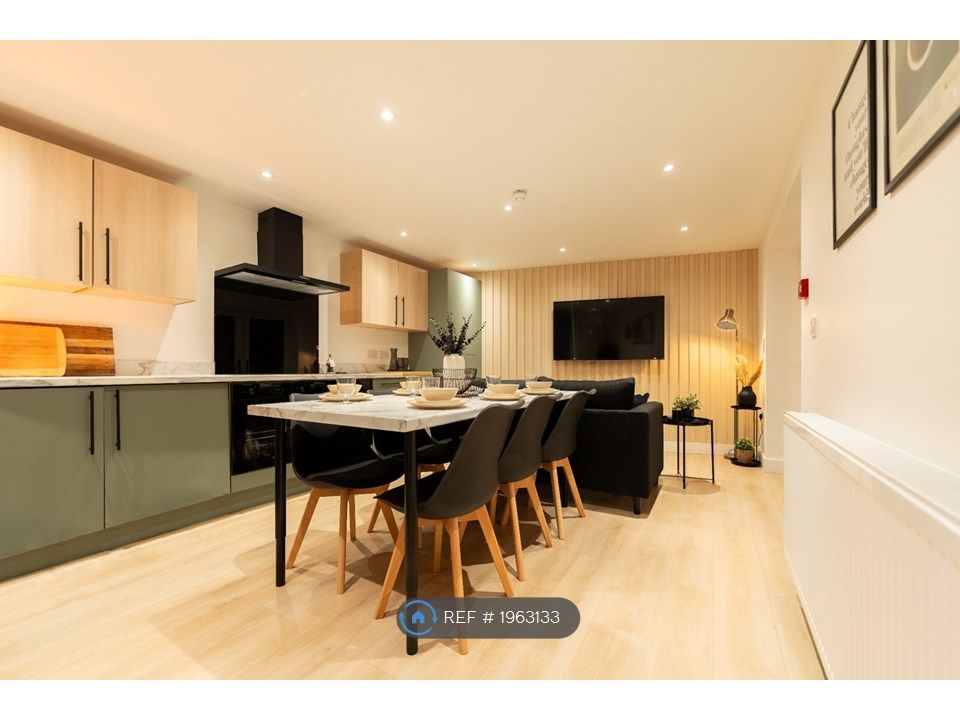 Room to rent in Ryecroft Street, AshtonUnderLyne OL7, £595 pcm Zoopla