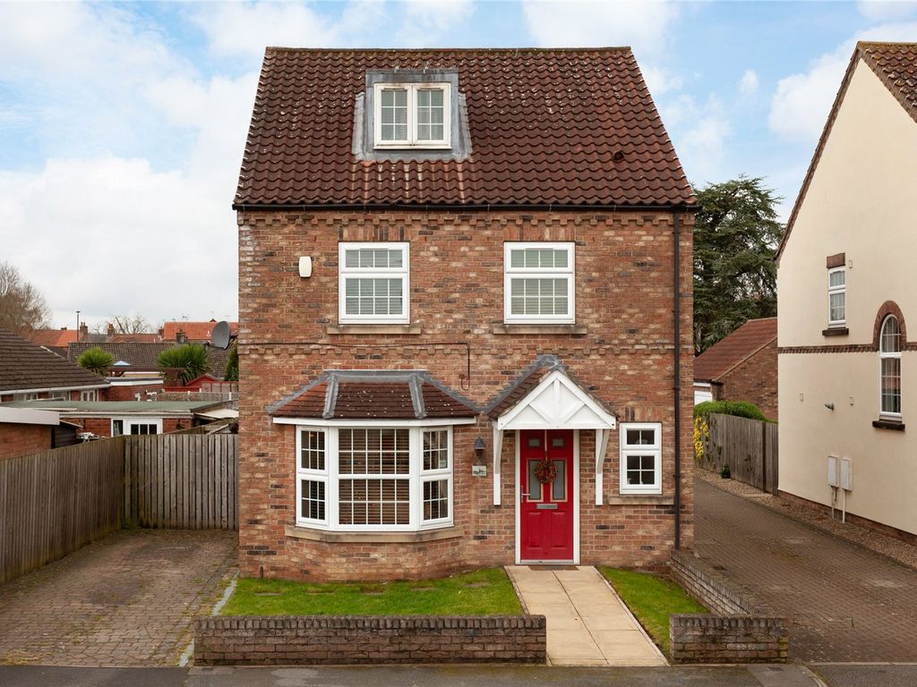 4 bed detached house for sale in Chiltern Way, Huntington, York, North