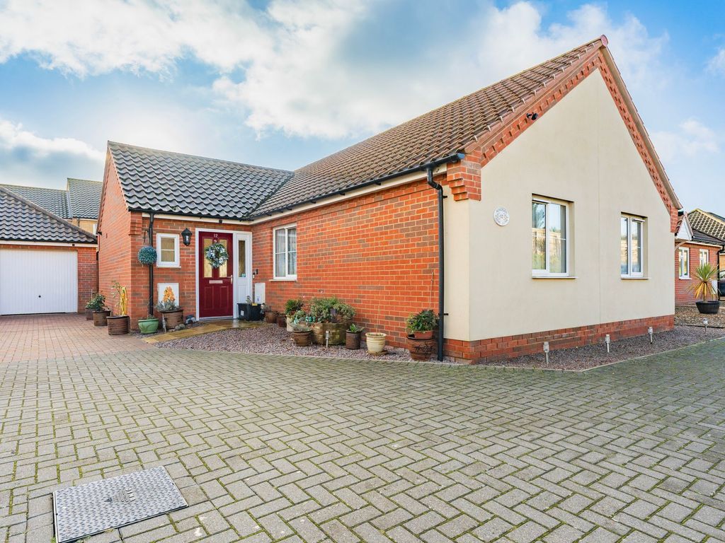 3 bed detached bungalow for sale in Gray Close, Brundall NR13, £315,000