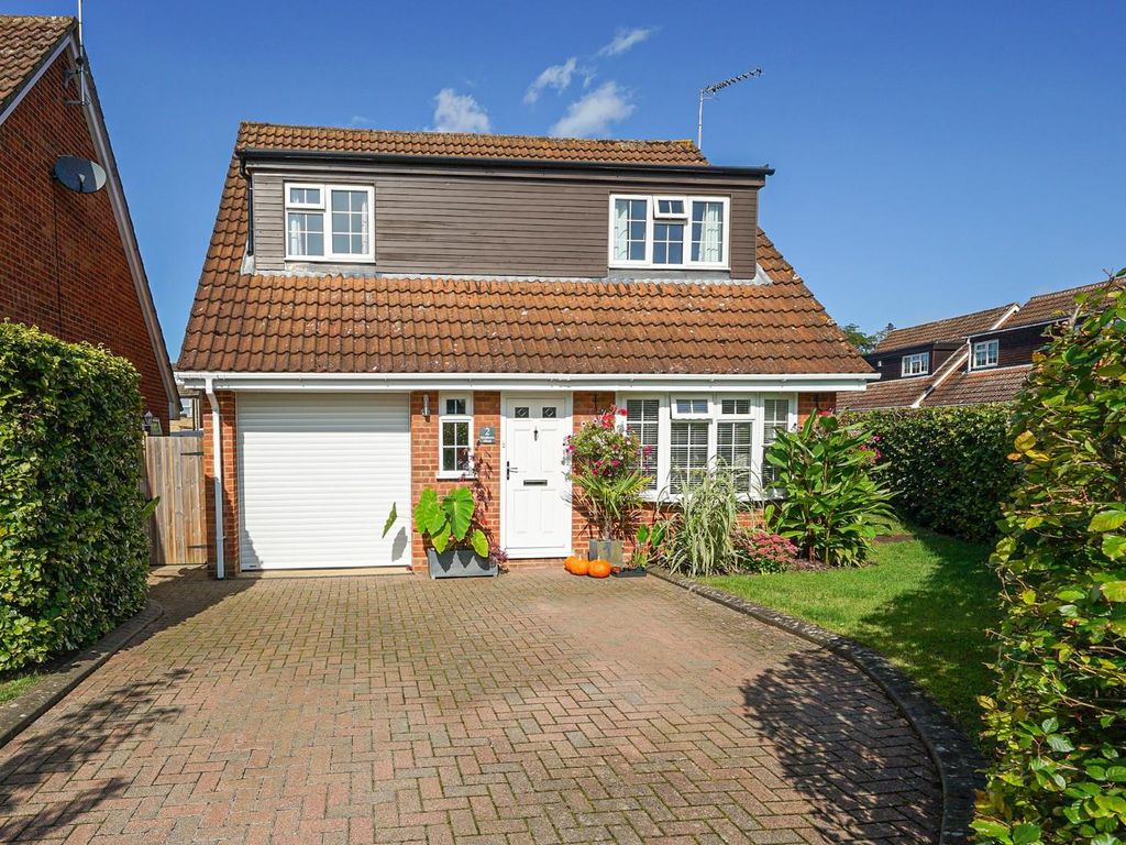 4 bed detached house for sale in Shepherds Mead, Leighton Buzzard LU7