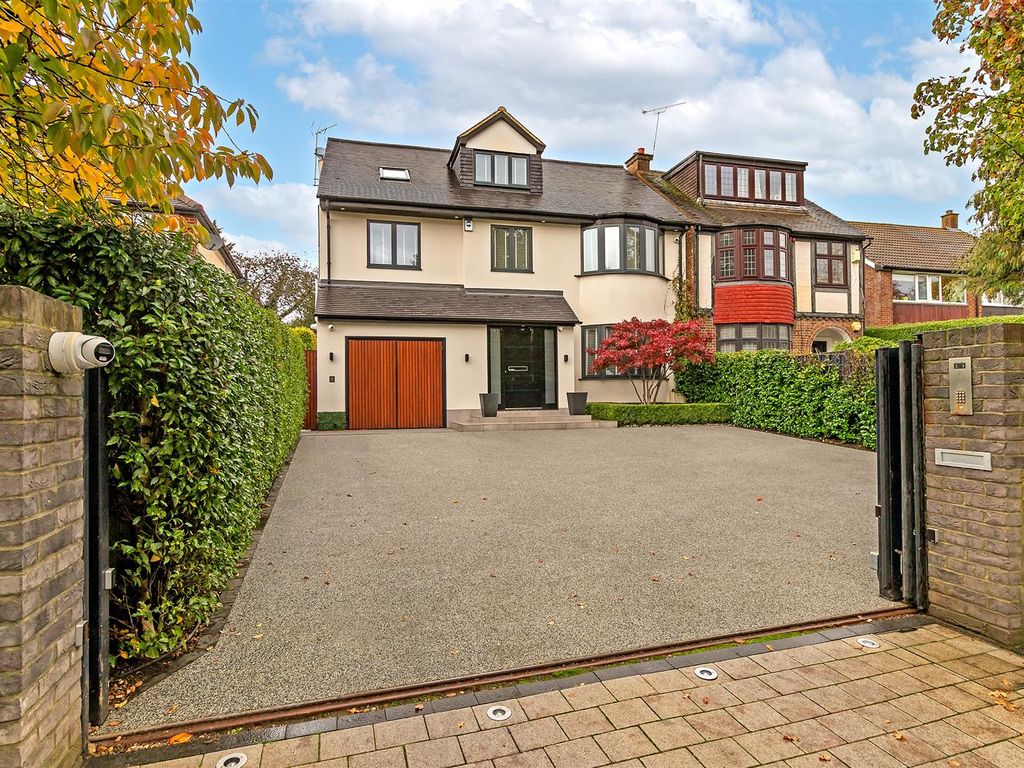 4 bed detached house for sale in Batchwood Drive, St.Albans AL3, £