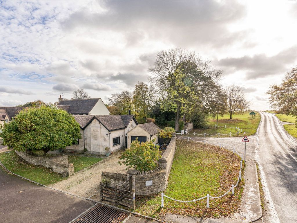 3 bed detached house for sale in Shepherds Well, Rodborough Common