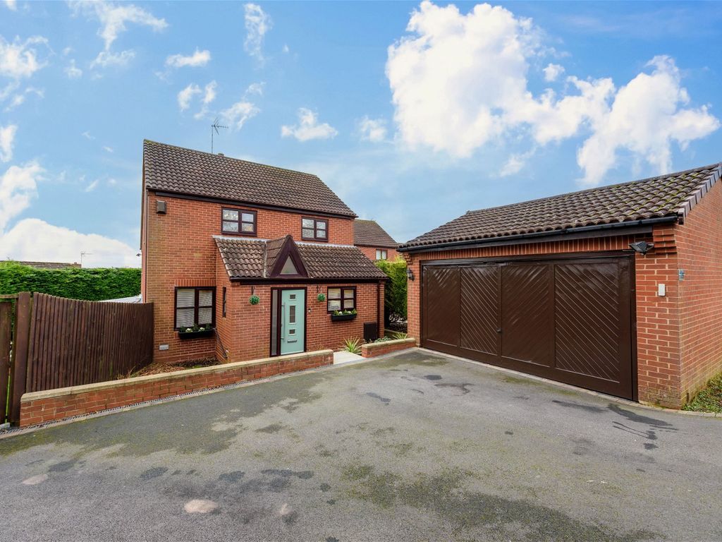4 bed detached house for sale in Brookfield Close, Hunt End, Redditch