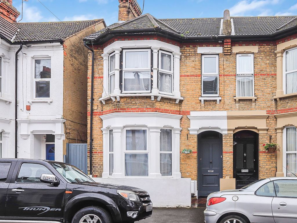 2 bed flat for sale in Napier Avenue, SouthendOnSea SS1, £219,995