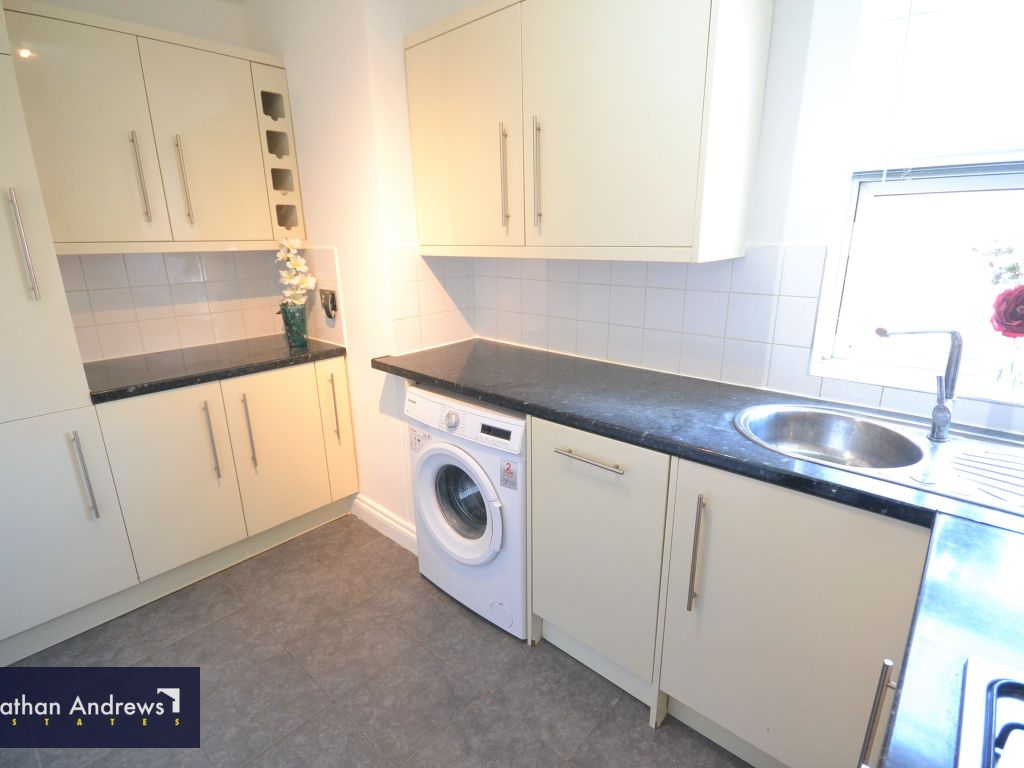 2 bed flat to rent in Greenford Road, Greenford, Middlesex UB6, £1,500