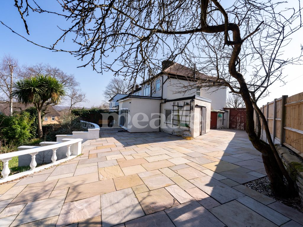 Larkshall Crescent, London E4