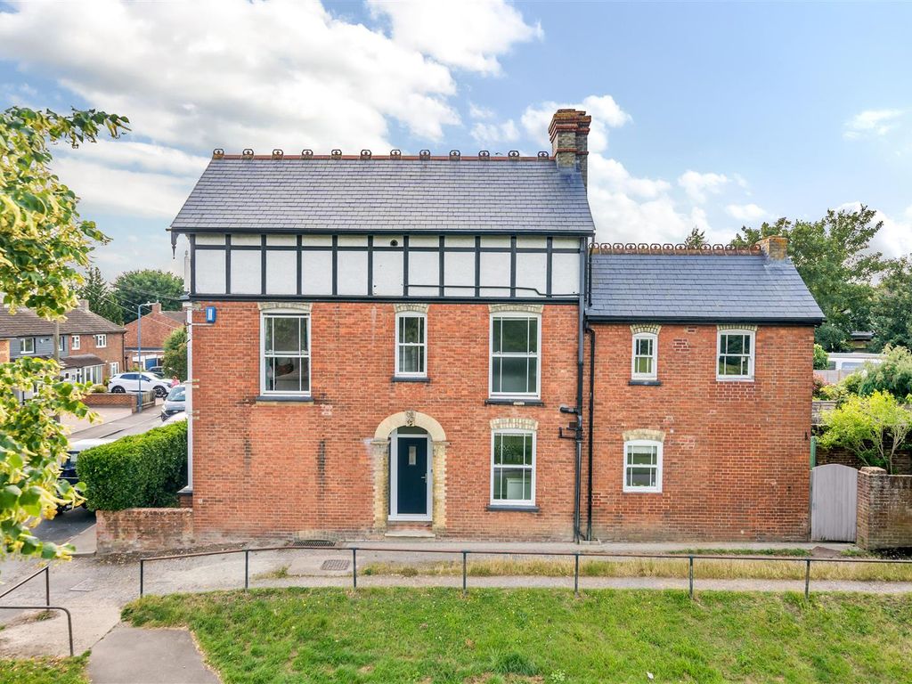 5 bed end terrace house for sale in Heath Road, Barming, Maidstone ME16