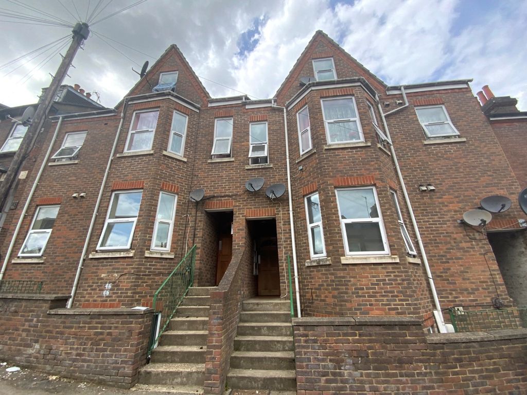 1 bed flat to rent in Buxton Road, Luton, Bedfordshire LU1, £850 pcm