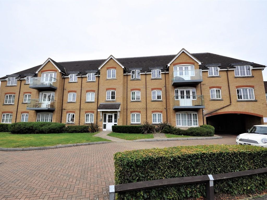 2 bed flat to rent in St. Albans Road, Garston, Watford WD25, £1,450