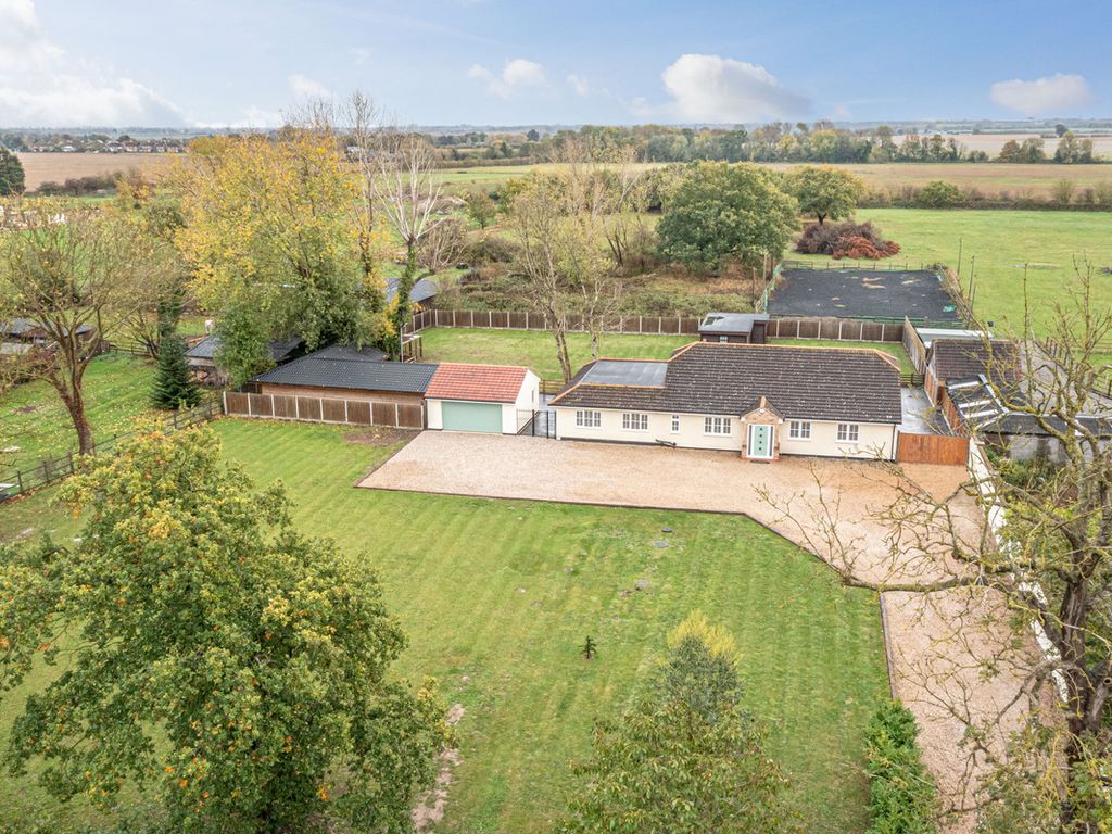 5 bed detached bungalow for sale in Apton Hall Road, Rochford SS4 Zoopla