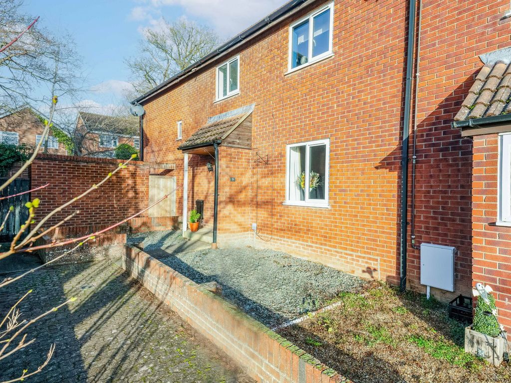 4 bed end terrace house for sale in Nightingale Close, Taverham NR8, £