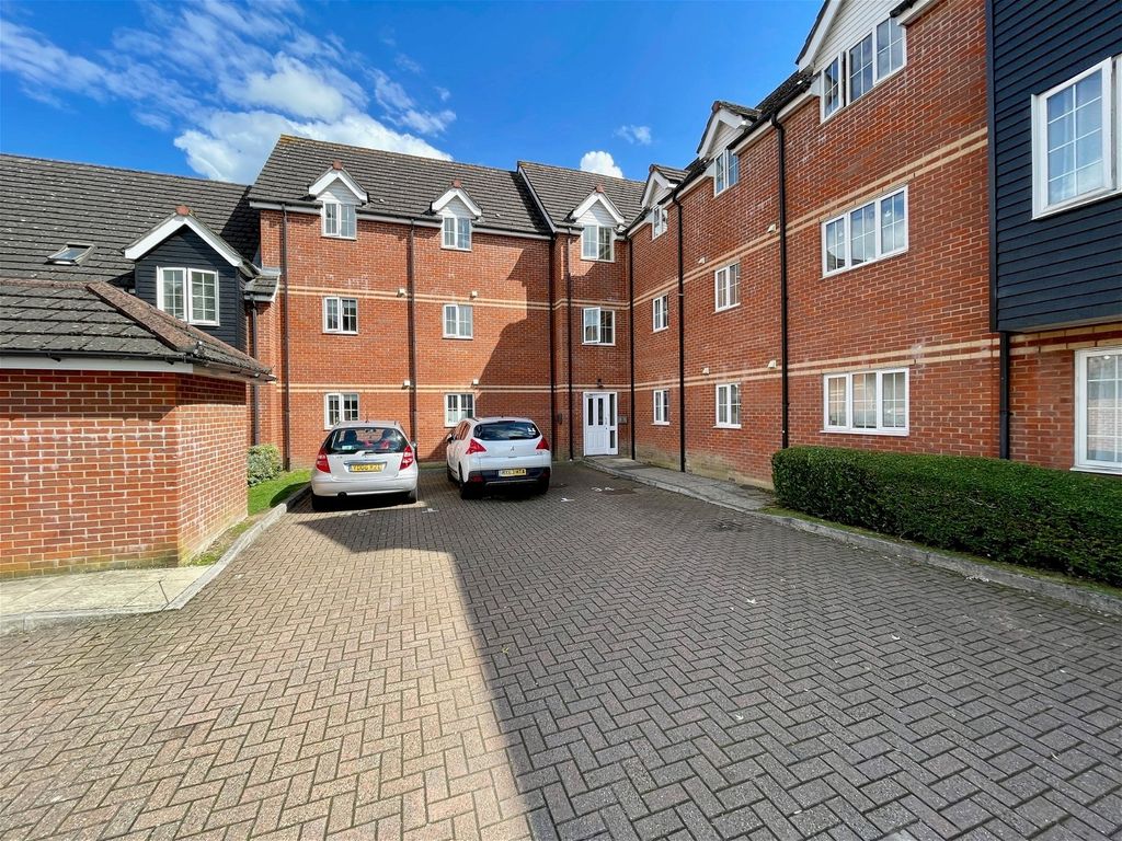 2 bed flat for sale in Bartholomew Street, Newbury RG14, £185,000 Zoopla