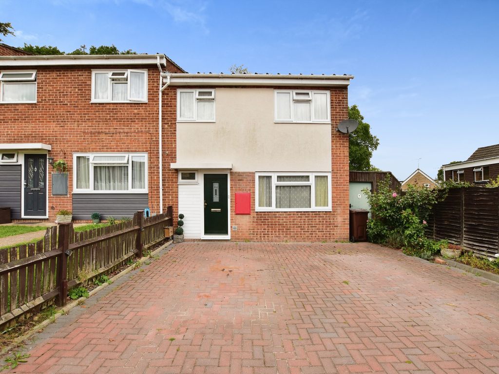 3 bed end terrace house for sale in Buxton Close, Chatham ME5, £280,000