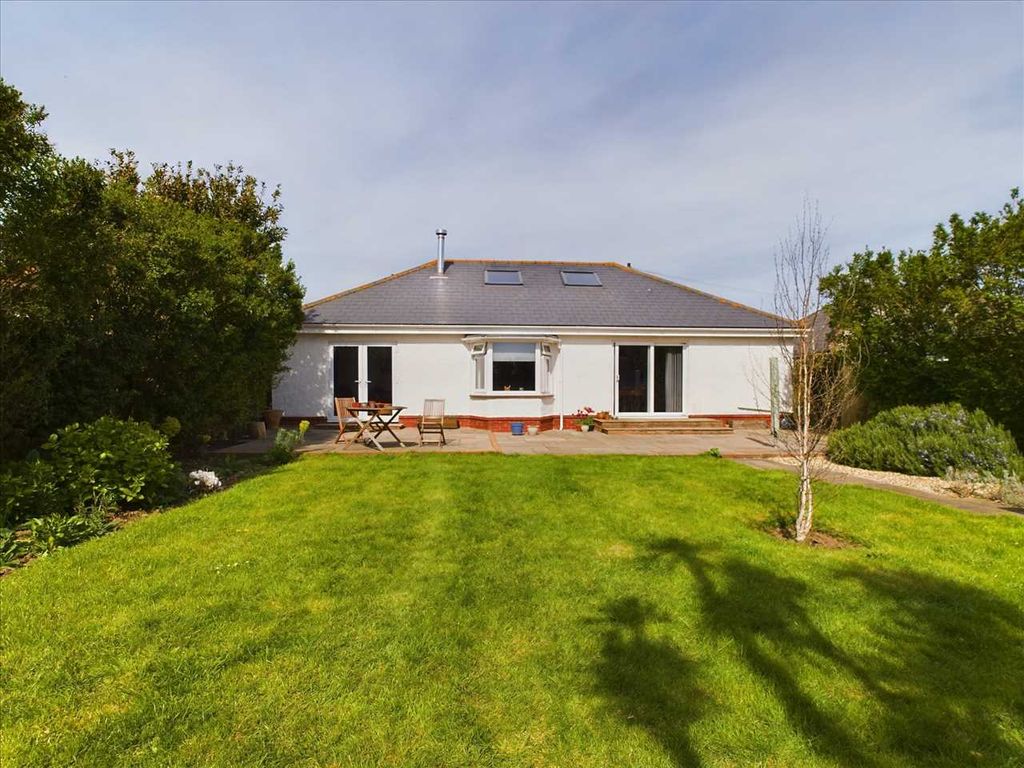 3 bed bungalow for sale in Arundel Road, Peacehaven BN10, £425,000 Zoopla