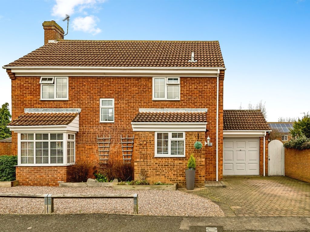 4 bed detached house for sale in ster Road, Aylesbury HP21, £600,000