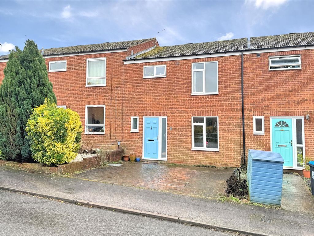 3 bed terraced house for sale in Elizabeth Drive, Tring HP23, £425,000