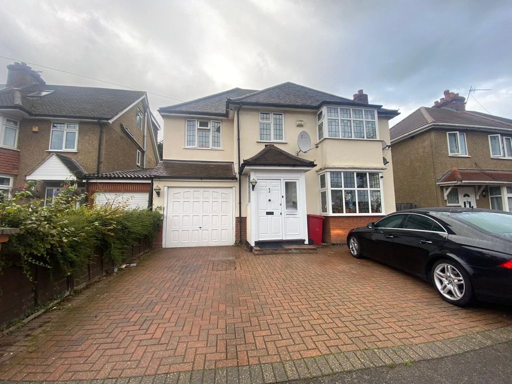 5 bed detached house to rent in Upton Road, Slough SL1 Zoopla