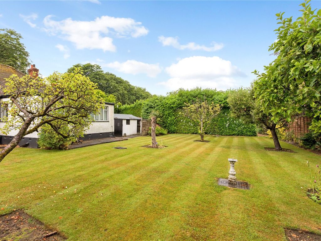 3 bed detached bungalow for sale in Old Mill Lane, Maidenhead SL6, £