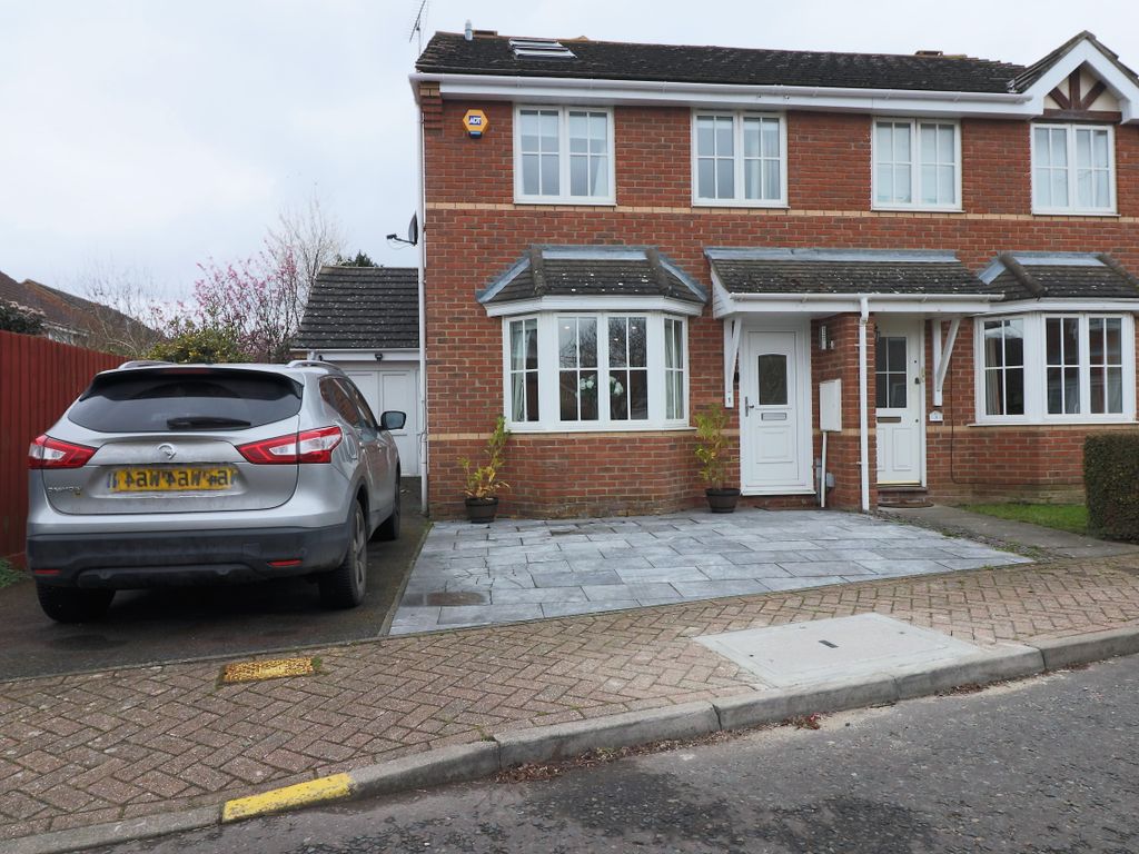 4 bed semidetached house to rent in Cherry Tree Drive, South Ockendon
