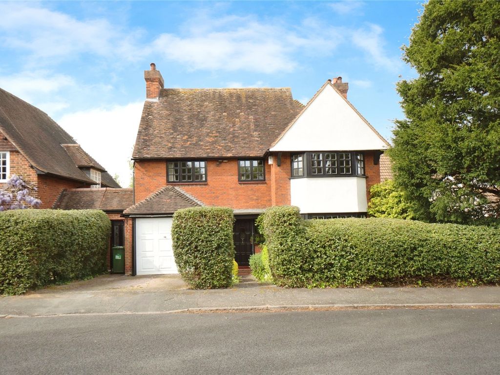 4 bed detached house for sale in Reed Pond Walk, Romford RM2, £825,000