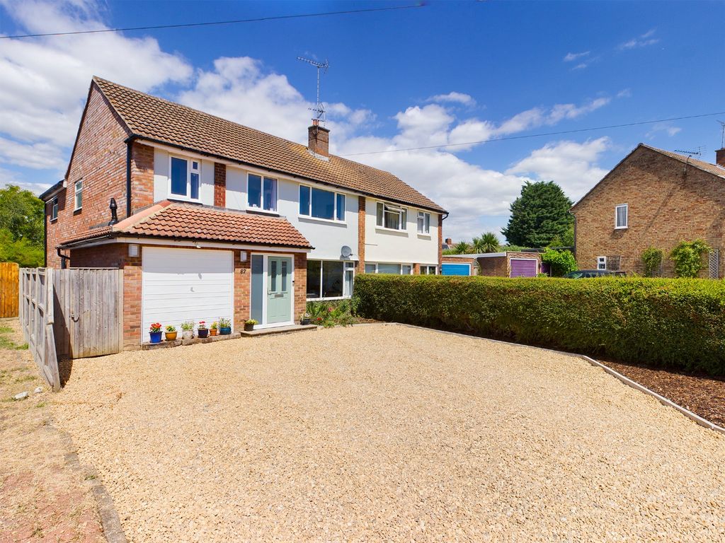 4 bed semidetached house for sale in Craigwell Avenue, Aylesbury HP21