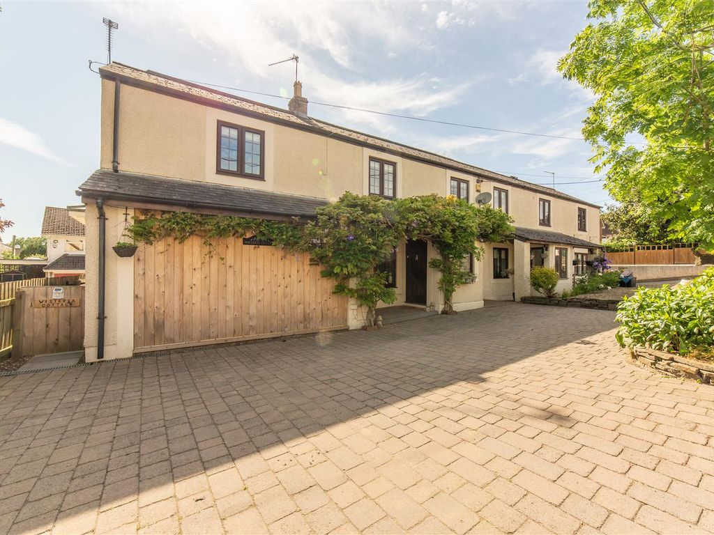 4 bed semidetached house for sale in Caerleon Road, Llanfrechfa