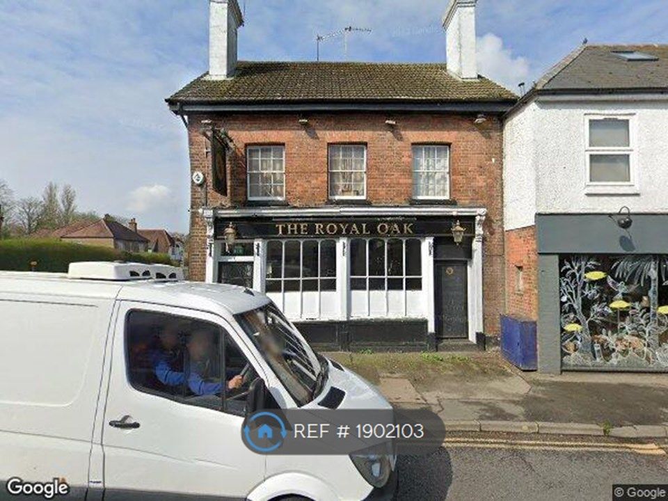 Room to rent in High Street, Caterham CR3, £650 pcm Zoopla