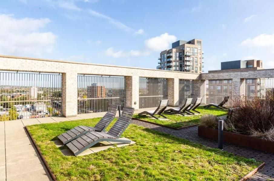 2 bed flat to rent in Caithness Walk, Croydon CR0, £1,850 pcm Zoopla