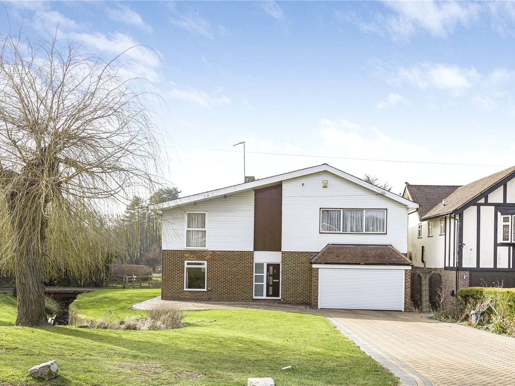 4 bed detached house for sale in Mymms Drive, Brookmans Park