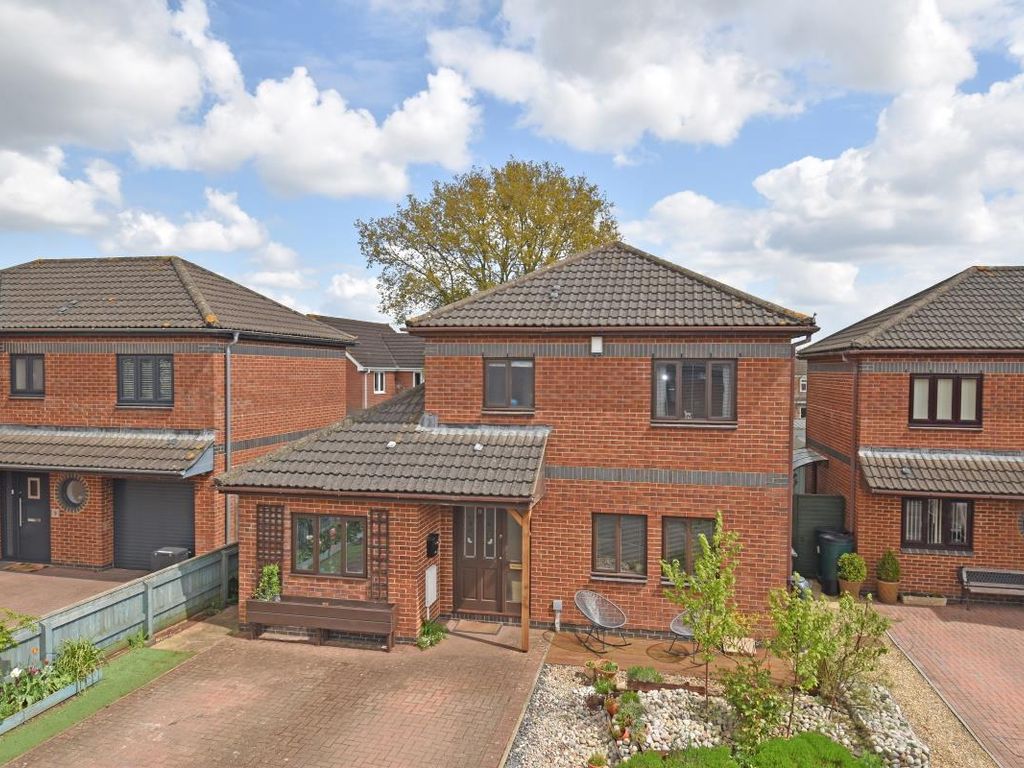 3 bed detached house for sale in Manning Avenue, Cullompton EX15, £