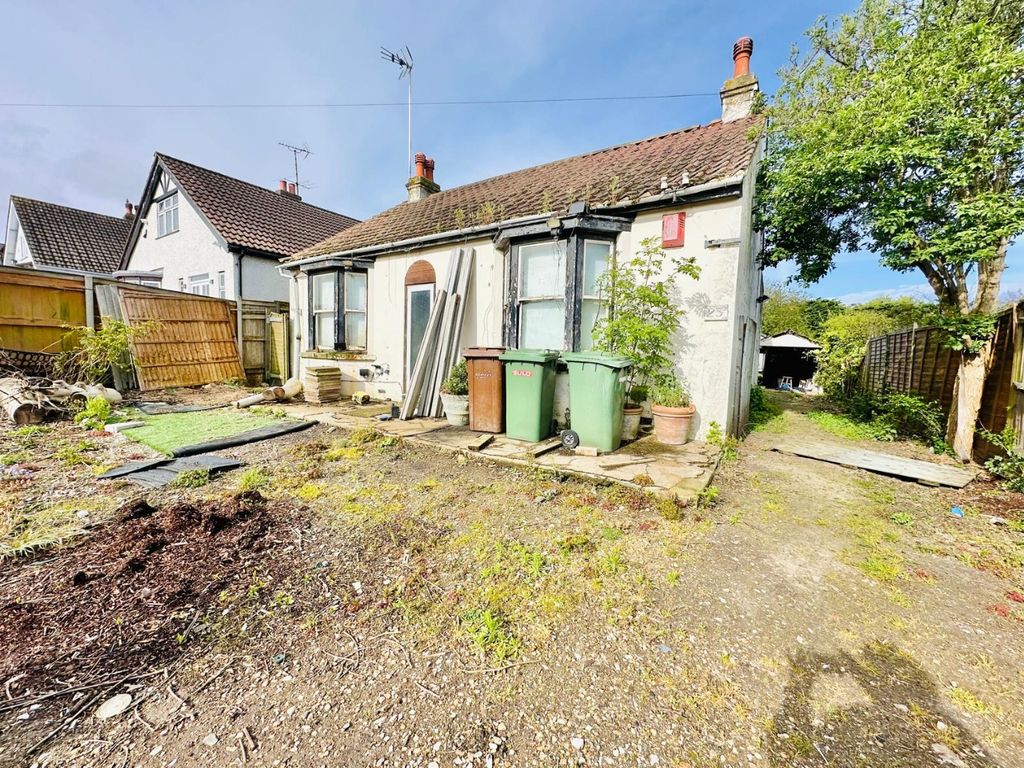 2 bed detached bungalow for sale in Pump Lane, Rainham, Gillingham ME8