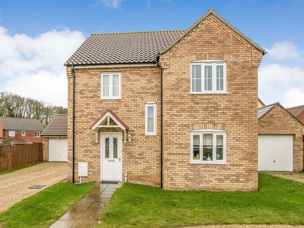 4 bed detached house for sale in Peabody Road, Aylsham, Norwich NR11