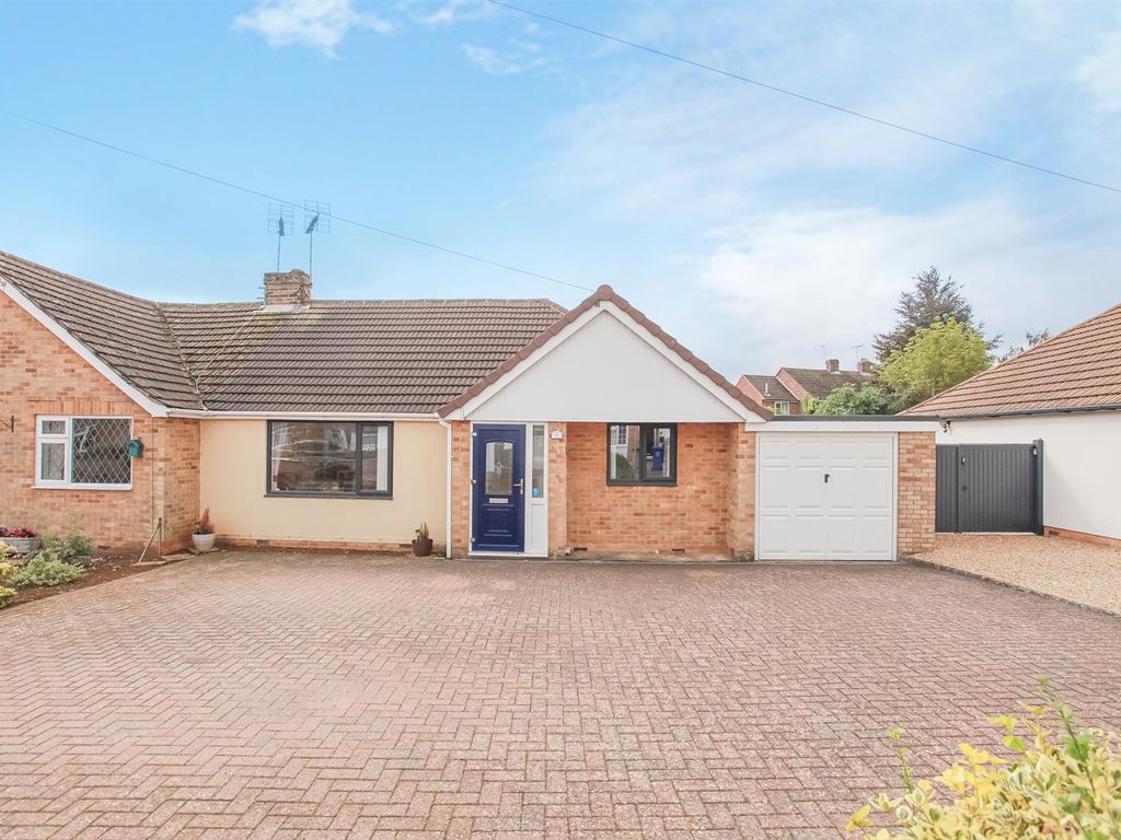 Semidetached bungalow for sale in Larksfield Road, Banbury OX16 Zoopla