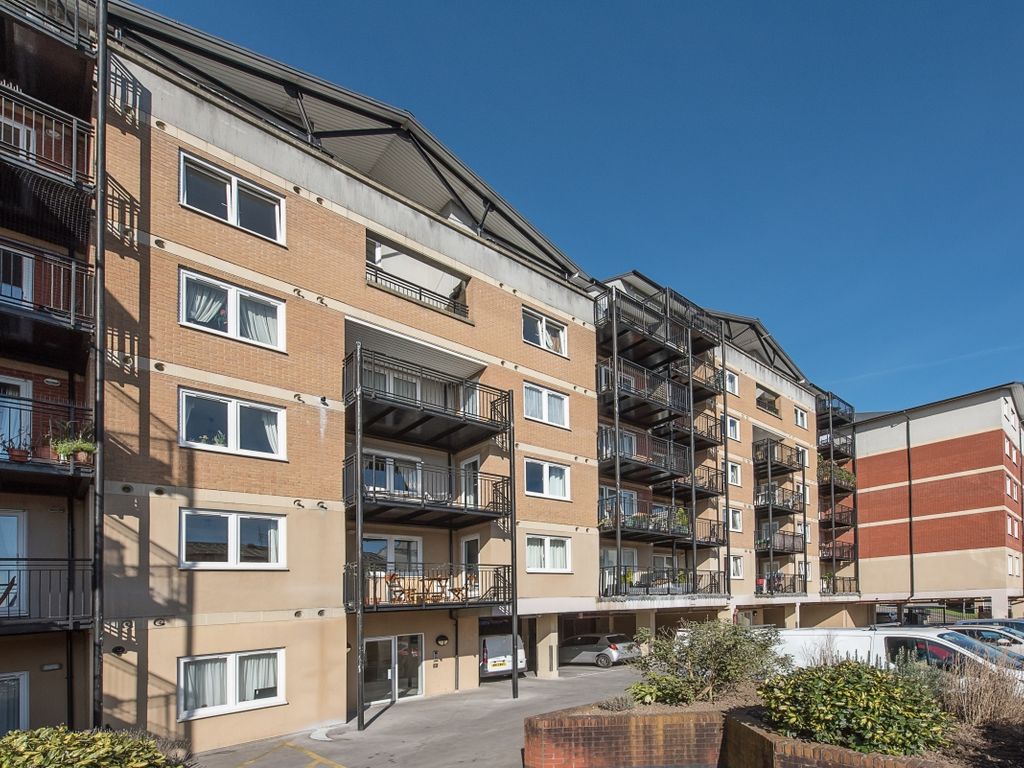 2 bed flat to rent in Penn Place, Northway, Rickmansworth WD3, £1,650